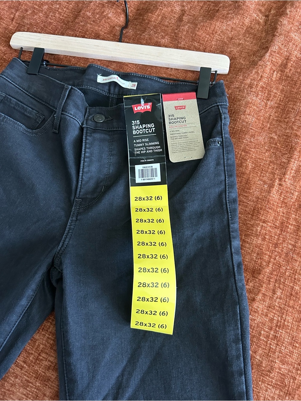 Women’s Levi's 315 Shaping Bootcut jeans in black size 28 x 32 (6). NWT - Picture 6 of 6